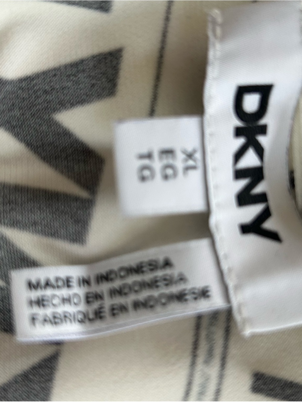 DKNY Black and White Newspaper Print Sleeveless Blouse w/zipper accent Sz XL - Picture 4 of 4